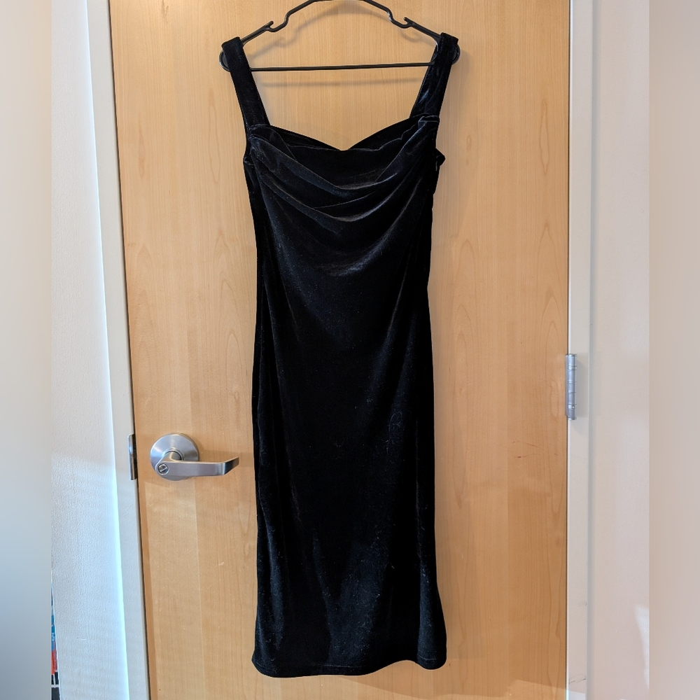 Rumored Black Sheath Midi Dress Sweetheart Neckline